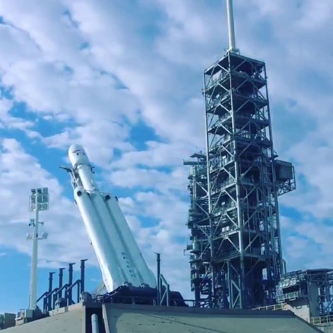 팔콘헤비 로켓은 본체 하부에 트러스 형상의 프레임을 설치해 아래에서 지탱하면서 일어난다. 자료=트위터/일론 머스크