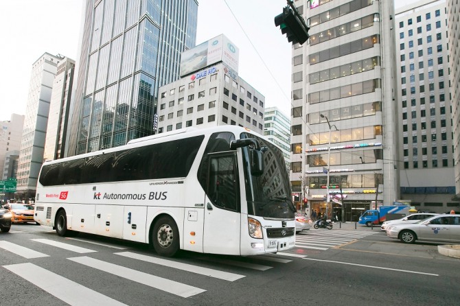 KT 대형 자율주행버스가 지난 5일 서울 도심지역을 자율주행으로 시범 운행하고 있다.