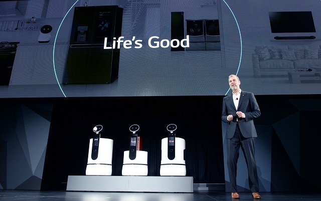 데이빗 반더월 LG전자 미국법인 마케팅 총괄이 신규 콘셉트 로봇 3종을 소개하고 있다.