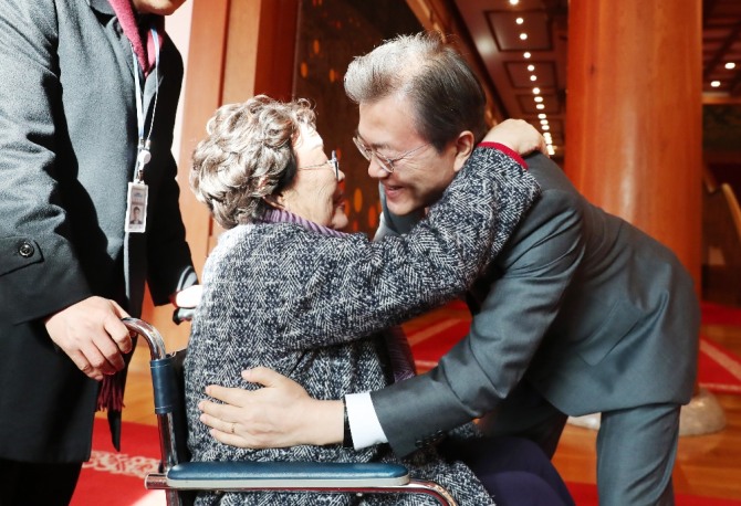문재인 대통령이 지난 4일 청와대 본관에서 일본군 위안부 피해 할머니 초청 오찬에 참석한 박옥선 할머니와 포옹하고 있다. 사진=청와대