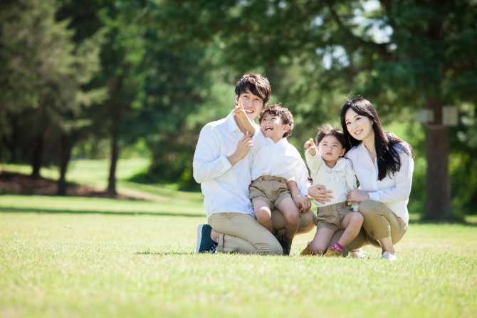 아버지는 다소 엄해야 하고 어머니는 자애로워야 한다. 이 둘의 가치가 균형을 이룰 때 자녀는 올바르게 성장한다. 자료=글로벌이코노믹