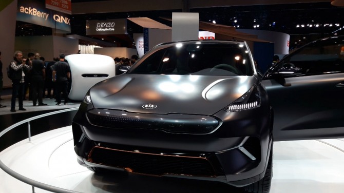 기아자동차가 소형 SUV ‘니로 EV’를 미국 라스베이거스에서 공개했다.  
