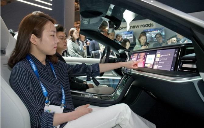 삼성은 하만과 공동 개발한 차량용 ‘디지털 콕핏(Digital Cockpit)’을 공개했다. 