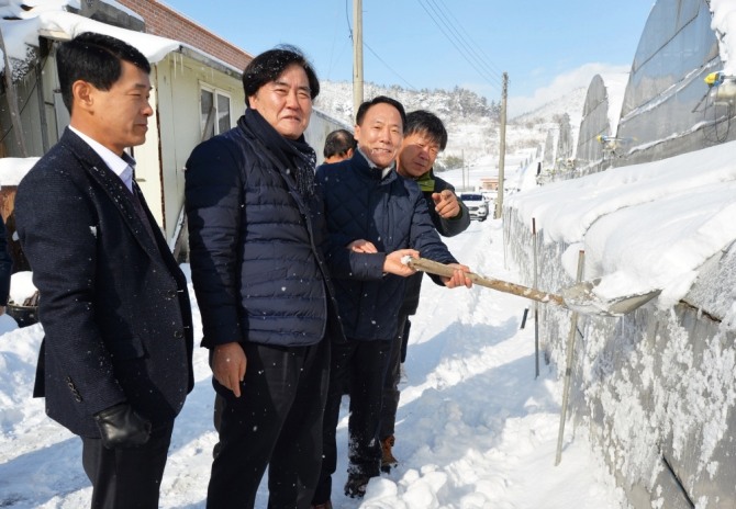 농협 전남지역본부(본부장 박태선, 이하 전남농협)와 무안 삼향농협(조합장 나용석)·농협 무안군지부(지부장 김몽기)는 11일 이틀째 계속된 폭설에 불안해 하고 있을 관내 비닐하우스 시설농가 긴급 점검에 나섰다. /농협 전남지역본부=제공