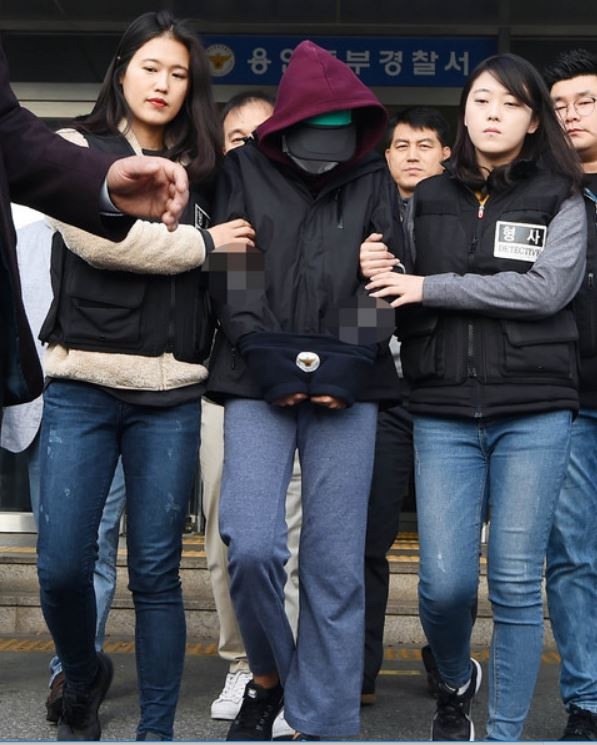 용인 일가족 살해 피의자 김모씨가 11일 한국으로 송환됐다. 앞서 피의자 아내 정모 씨(32)씨는 지난 4일 오후 경기 용인동부경찰서에서 영장실질심사를 받았다. 사진=뉴시스
