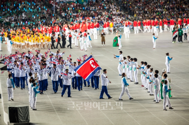 장웅 北 IOC위원이 남북 여자 아이스하키 단일팀 가능성을 언급했다. 이 가운데 남북 단일팀 구성 가능성에 대해서 궁금증이 쏠리고 있다. 