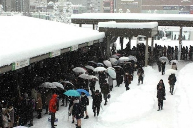 일본 중서부 지역 폭설로 JR 니가타 역에서 10시간 동안 열차에 갇혀 있던 승객들이 빠져나오고 있다.