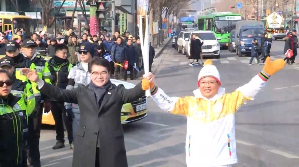 (왼쪽부터)정원오 성동구청장, 임금옥 bhc치킨 대표가 14일 서울 성동구에서 2018 평창동계올림픽 성화봉송에 참여하고 있다.