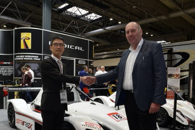 한국타이어는 영국 스포츠카 제조사 래디컬에 타이어를 독점 공급한다. 사진 = 김영수 한국타이어 팀장(왼쪽)과 조셉 안윌 래디컬CEO 