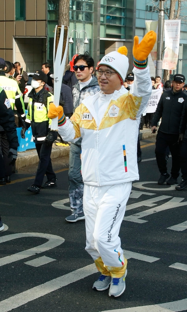 박현종 bhc치킨 회장이 15일 서울 강남구 신사동에서 2018 평창동계올림픽 성화봉송에 참여하고 있다. 사진=bhc치킨 제공