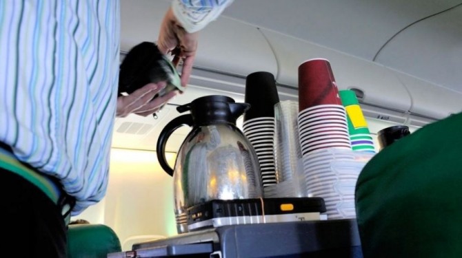 익명을 요구한 미국 항공 승무원은 비행기 기내에서는 절대로 커피를 마시지 말라고 경고했다.