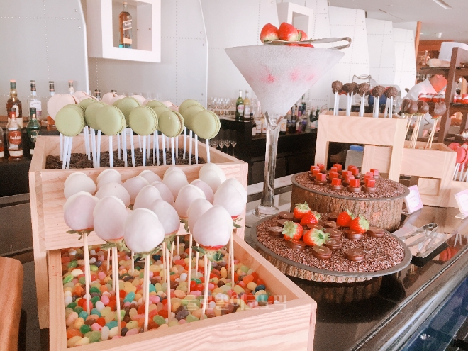 인터컨티넨탈 서울 코엑스 30층 스카이라운지에서 열린 딸기뷔페 의 모습. 사진=한지명 기자.