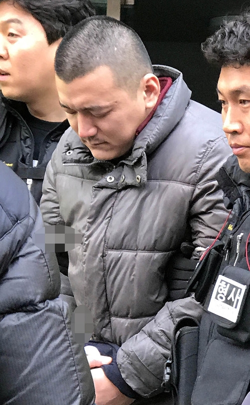 친모 일가족을 살해한 김성관(35)이 15일 오후 경기 용인 처인구의 한 아파트에서 현장검증을 마친 뒤 나오고 있다. 사진=뉴시스