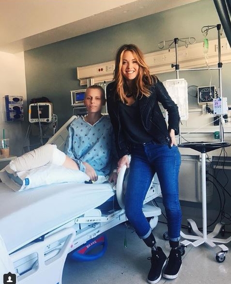 삽입형 여성 생리대 탐폰의 부작용으로 독성 쇼크 증후군을 앓고 있는 로런 와서(왼쪽)가 최근 두 번째 다리 절단 수술을 받은 후 사진작가 제니퍼 로베로와 사진을 찍었다. 사진=로런 와서 인스타그램