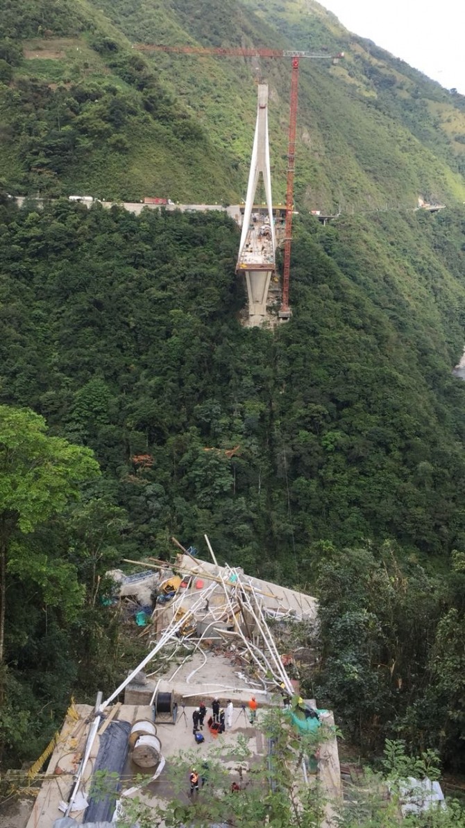 콜롬비아 보고타 인근에 건설 중인 다리가 붕괴되어 건설노동자 10명이 사망했다. 사진=신화/뉴시스