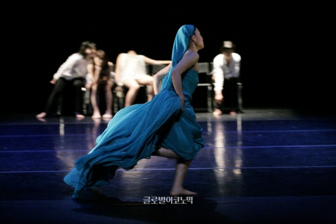 윤정아 안무의 '이기적인 독백'(2009)
