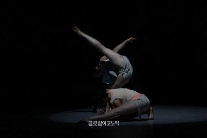 윤정아 안무의 '호오포노포노'(2012)