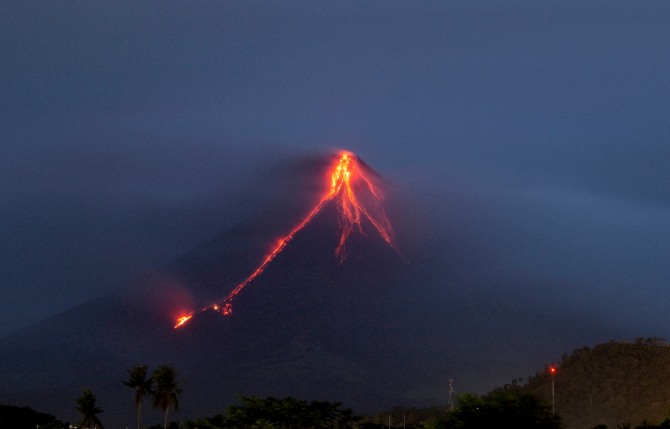 '불의 고리'에 위치한 필리핀 마욘 화산이 16일(현지 시간) 시뻘건 용암을 내뿜기 시작했다. 사진=AP/뉴시스