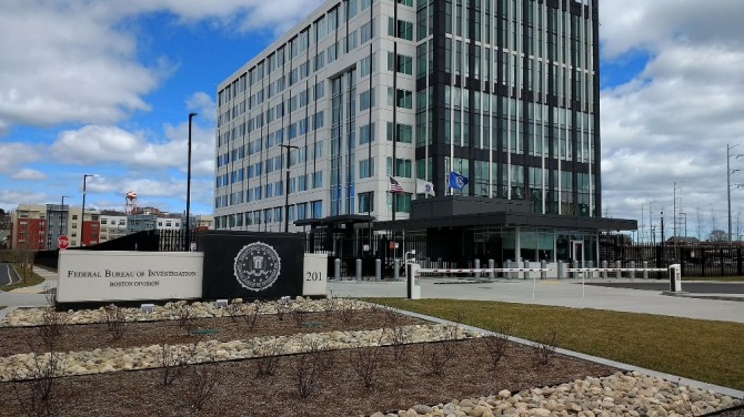 미국 메사추세츠 주의 첼시아에 있는 FBI사무실. 애플은 FBI와 경찰에 단말기 데이터를 검색해 수사해 활용하는 방안을 전수하고 있는 것으로 알려졌다. 