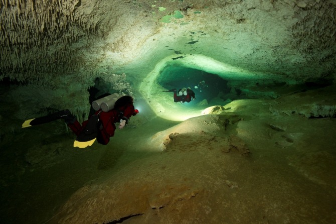 수중 탐사대원들이 멕시코 유카탄 반도에서 발견된 세계에서 가장 긴 수중 석회암동굴을 탐사하고 있다. 사진=로이터/뉴스1