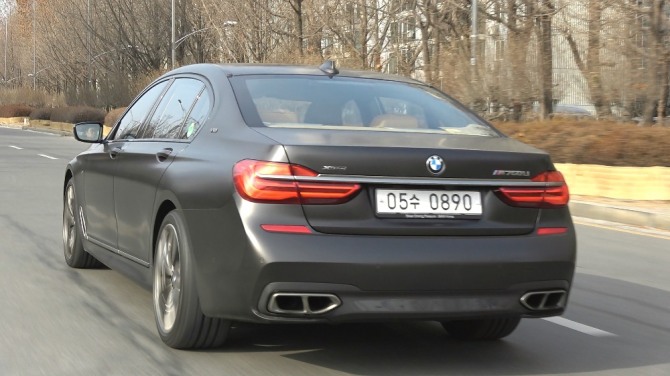 사진 = BMW M760Li xDrive 뒷모습