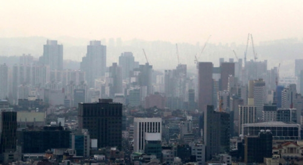 19일에는 미세먼지 비상저감조치가 해제된다. 사진은 18일 오후 서울 강남구 한 빌딩에서 바라본 도심 풍경. 사진=뉴시스