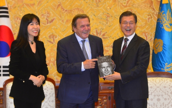 지난해 9월 문재인 대통령이 게르하르트 슈레더 전 독일 총리로부터 한글번역판 자서전을 선물받고 있다. 왼쪽은 책을 번역한 김소연 씨 모습. 사진=뉴시스