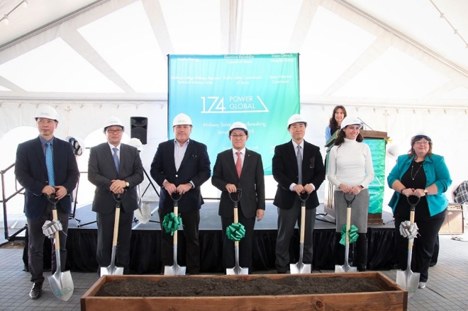 한화에너지는 18일 미국 텍사스주 중서부 페코스 카운티(Pecos County)에 위치한 236MW 규모의 미드웨이(Midway) 태양광 발전소 착공식을 진행했다. (왼쪽부터) 한화큐셀 이종권 상무, 한화에너지 신지호 전무, Bank of Americas Merrill Lynch Jack Cargas 전무이사, 한화에너지 류두형 대표이사, 174 Power Global Henry Yun 상무, Austin Energy Erika Bierschbach 개발 총괄이사, McCamey시 Patty Jones 시장. 사진=한화