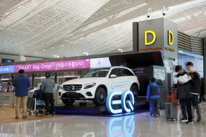 메르세데스-벤츠 코리아는 미래 모빌리티 구현을 위한 메르세데스-벤츠의 새로운 전기차 브랜드인 ‘EQ’를 국내에 처음으로 선보였다. 