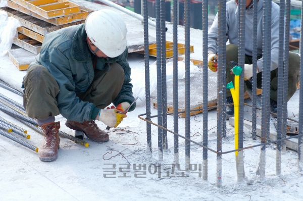 내진용 철강제 사용을 두고 건설업계와 철강업계가 갈등을 빚고 있다.