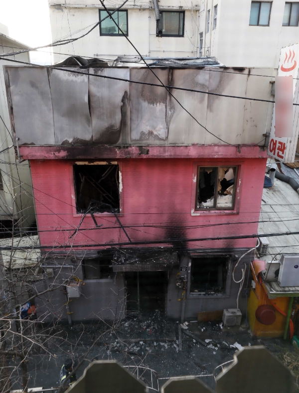 20일 서울 종로5가의 3층 규모 여관 2층에서 방화로 추정되는 불이 나 9명의 사상자가 발생했다. 사진=뉴시스