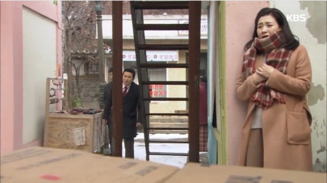 22일 방송되는 KBS2 tv소설 '꽃피어라 달순아' 115회에서는 송연화(박현정)가 집 앞에서 또 한태성(임호)을 만나 긴장감을 고조시키는 가운데, 켄타(이재하, 최철호)가 스티브(신우철)를 도우려고 결심하는 반전이 그려진다. 사진=KBS 방송 캡처