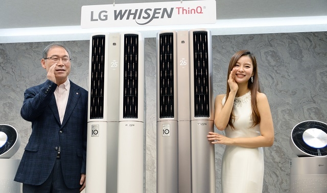 송대현 LG전자 H&A사업본부장 사장(왼쪽)이 지난 18일 서울 여의도 LG트윈타워에서 휘센 씽큐 에어컨 신제품을 소개하고 있다.