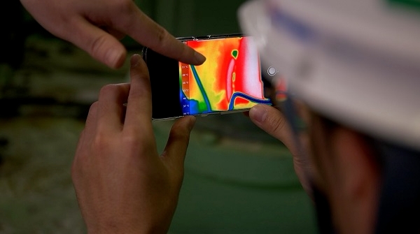 열화상 카메라를 스마트폰에 장착, 현장점검을 하고 있는 모습. 사진=한국서부발전. 