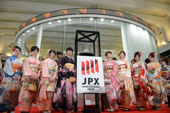 일본은행이 기준금리를 마이너스 0.1%로 동결했다. 사진은 일본 도쿄 증권거래소 개장 축하연.  