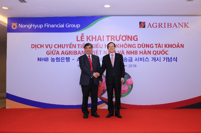 23일 베트남 하노이 풀만호텔에서 NH농협금융지주 김용환 회장(오른쪽)과 Agri Bank 찐 응옥 칸(Trinh Ngoc khanh)(왼쪽)회장이 기념 사진을 촬영하고 있다.
