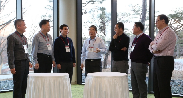 구본준 LG 부회장(가운데)과 최고경영진들이 24~25일 LG 인화원에서 진행된 글로벌전략회의에서 경영전략을 논의하고 있다.