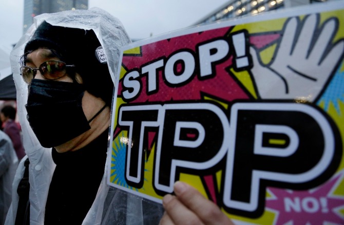 미국 트럼프 대통령이 다보스 포럼 기자회견에서 TPP 복귀 시사가능성을 제시했다. 사진은 TPP 반대시위 모습. 