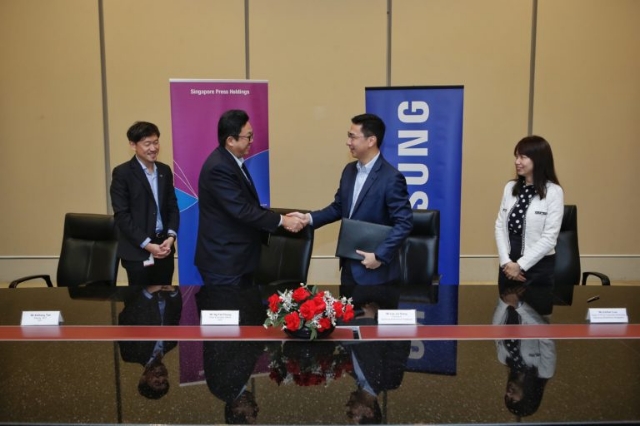 삼성전자와 싱가포르 프레스 홀딩스(SPH)가 지난 25일 삼성 페이와 관련된 업무협약을 맺었다.