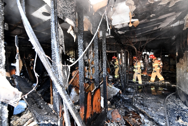26일 경남 밀양세종병원에서 화재가 발생해 출동한 소방대원들이 건물 내부를 수색하고 있다. / 뉴시스