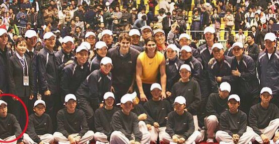 26일 '2018 호주오픈' 공식 트위터 계정(@AustralianOpen)에 올라온 사진. 지난 2006년 서울에서 열린 페더러와 나달의 경기에 정현이 볼보이로 참여했다 찍힌 모습이다. 