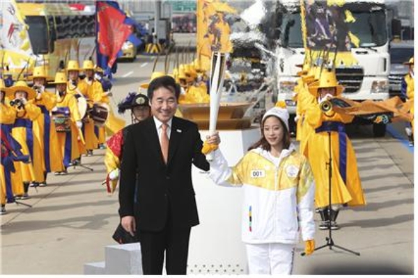 인천대교 한마음 봉송에 참여한 피겨 유망주 유영(사진 오른쪽)과 이낙연 국무총리 / 조직위