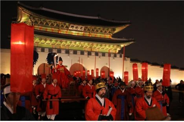 서울 어가행렬 봉송 – 세종대왕 역 이홍배 대한황실문화원 종친위원회 위원장