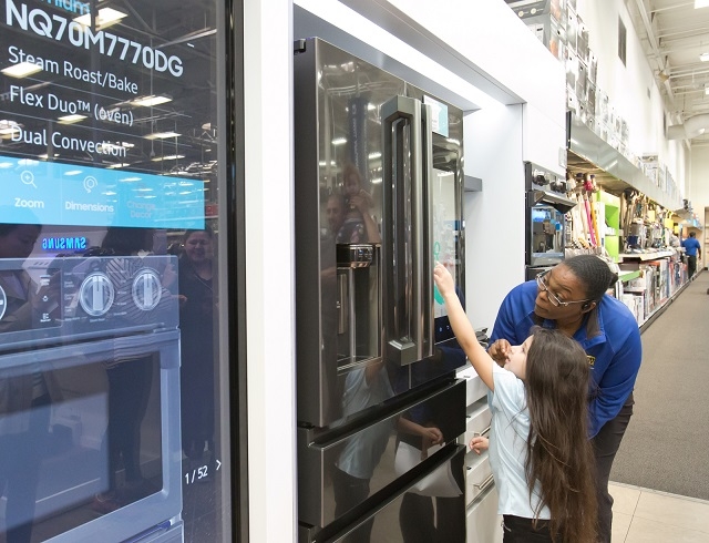 미국 라스베이거스에 위치한 베스트바이 매장에서 한 소비자가 삼성 패밀리허브 냉장고의 사물인터넷(IoT) 기능을 체험하고 있다.