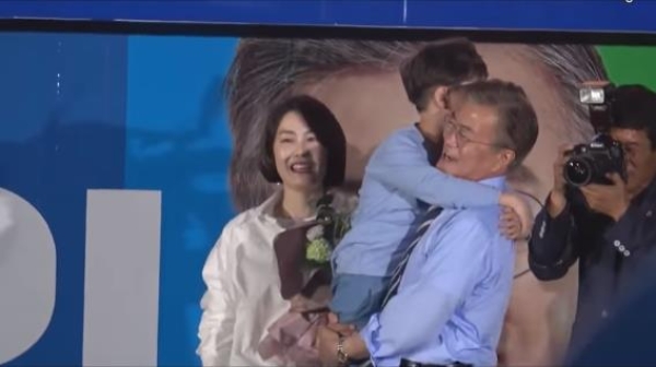 지난해 5월 대선 유세 현장에 문재인 대통령의 딸 문다혜 씨가 깜짝 방문해 아버지를 응원했다. 출처=유튜브