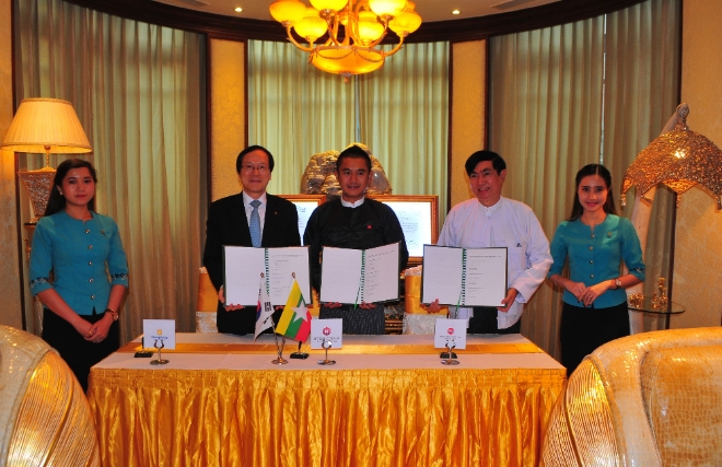 지난 26일 미얀마 양곤 HTOO그룹 본사에서 NH농협금융지주 김용환 회장(왼쪽 두 번째)과 HTOO그룹 우 표떼자 대표이사(신임회장 내정자)가 양 그룹간 사업협력을 위한 MOU에 서명하고 기념촬영을 하고 있다.