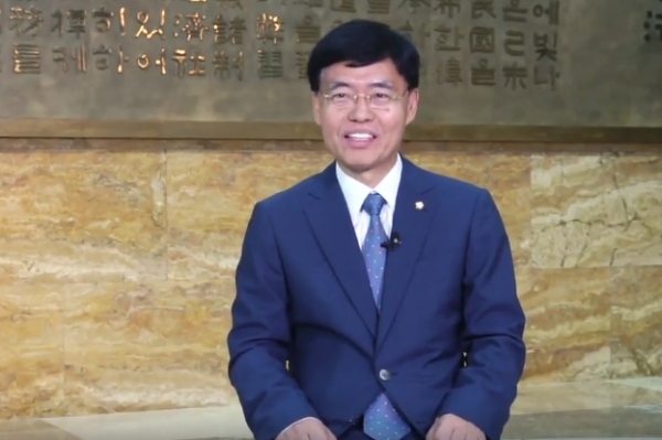 ‘아름다운 말 선플상’이란 게 있다. 최근 이 상을 받은 국회의원들이 연달아 논란을 일으키는 모양새다. 사진=국회방송 캡처