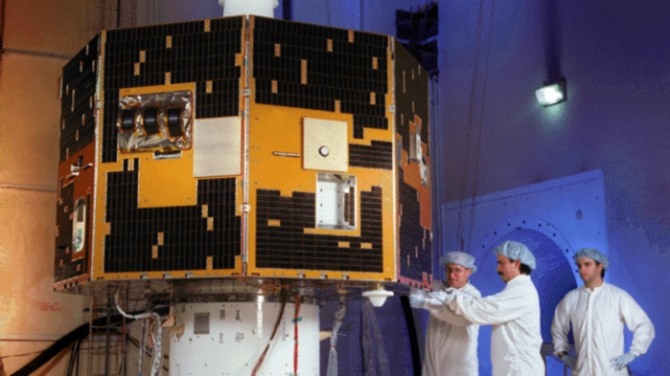 지난 2000년에 발사되어 2005년의 교신을 마지막으로 실종 처리된 NASA의 지구 자기권 관측 위성 'IMAGE'의 제작 당시 사진. 자료=나사