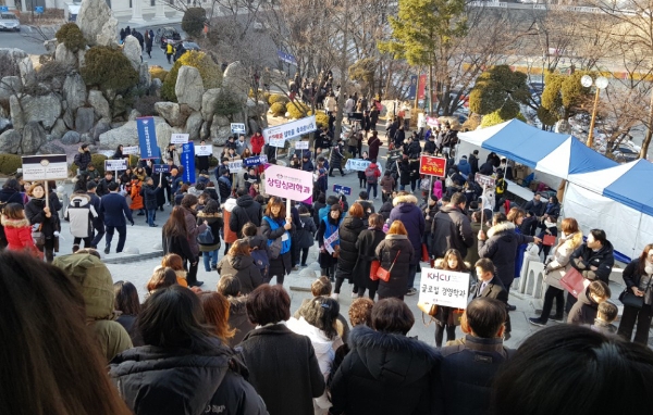 2018-1학기 오리엔테이션에 참석한 경희사이버대 신·편입생들이 학과 오리엔테이션 장소로 이동하고 있다. 사진=경희사이버대 제공