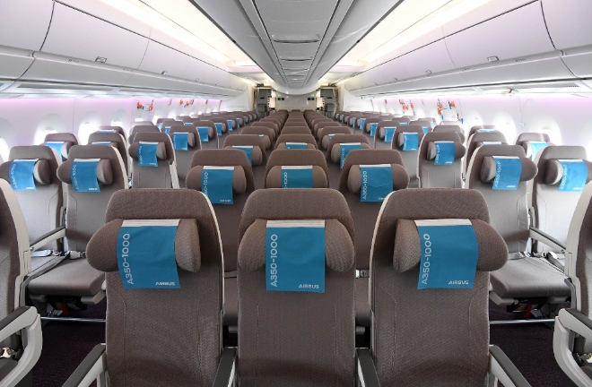 최신 기내 디자인 및 기술이 적용된 A350-1000 기내는 천장이 높아 쾌적한 실내를 느낄 수 있고, 조용한 기내와 최적화로 관리되는 기내 압력, 온도, 습도 등으로 승객에게 최상의 편의를 제공한다. 사진=에어버스 